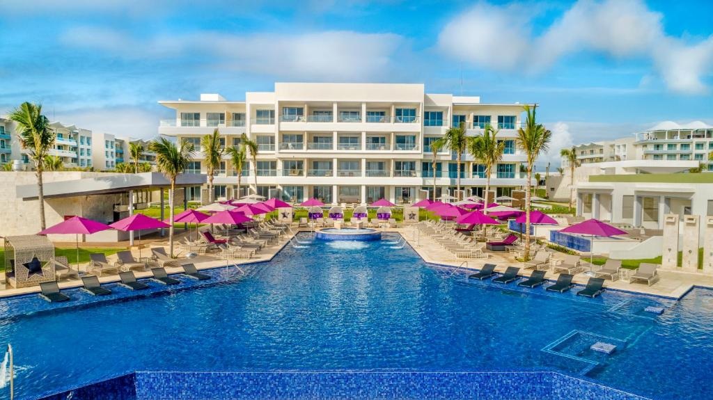 Private transfer from Cancun Airport to Planet Hollywood Cancun